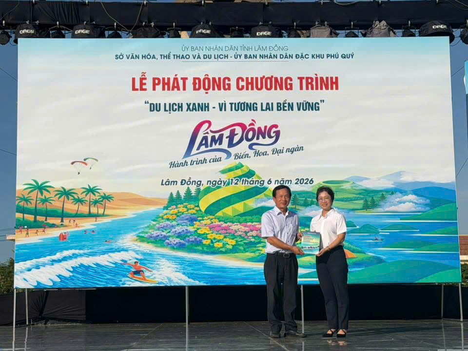 Bà Nguyễn Lan Ngọc trao tặng 100 quyển tài liệu tuyên truyền nội dung về Luật Du lịch, Bộ quy tắc ứng xử văn minh du lịch, bảo vệ môi trường du lịch, văn bản quy định của ngành về hoạt động du lịch cho Đặc khu Phú Quý